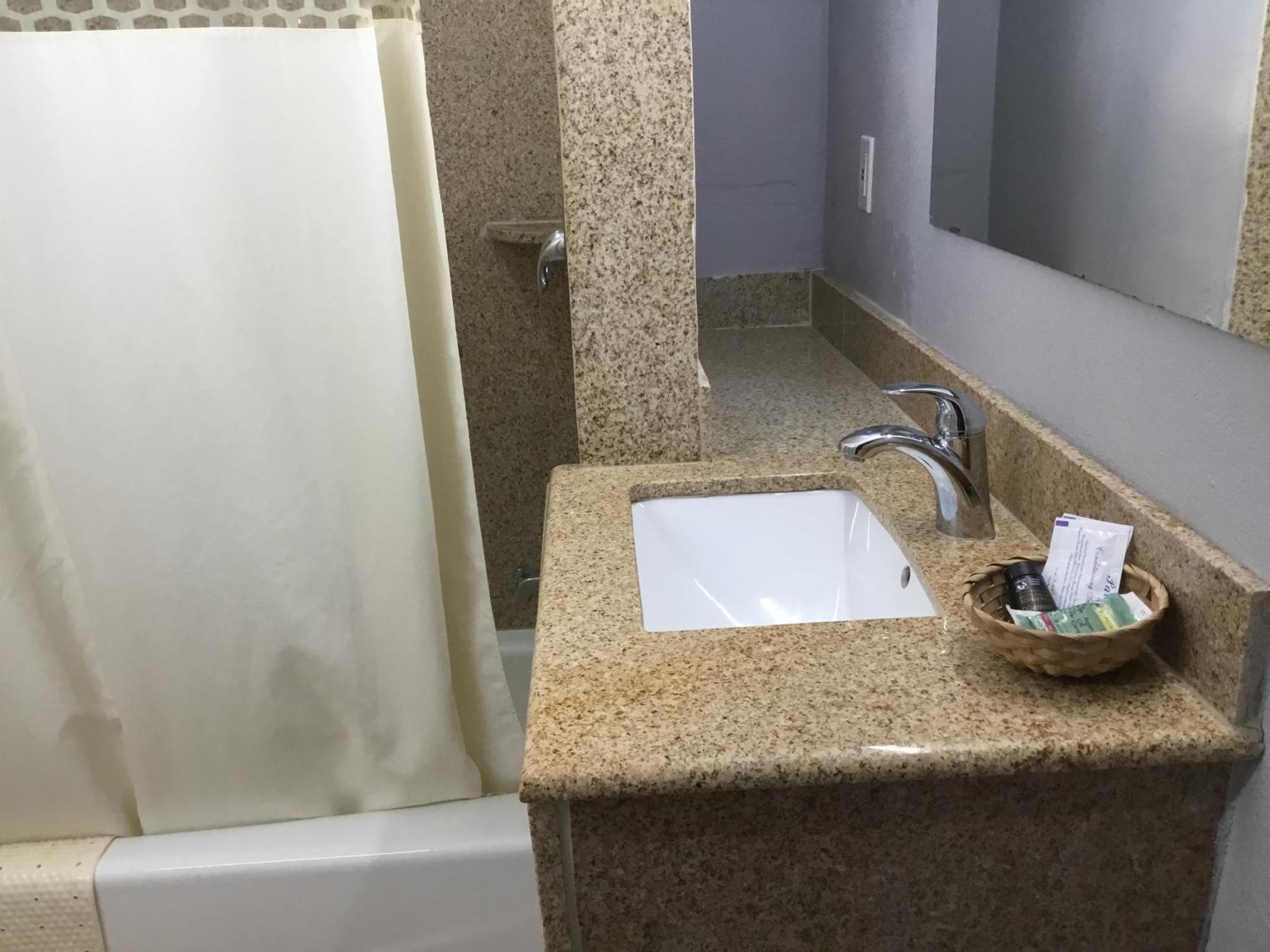 Budget Inn Плейнв'ю Екстер'єр фото